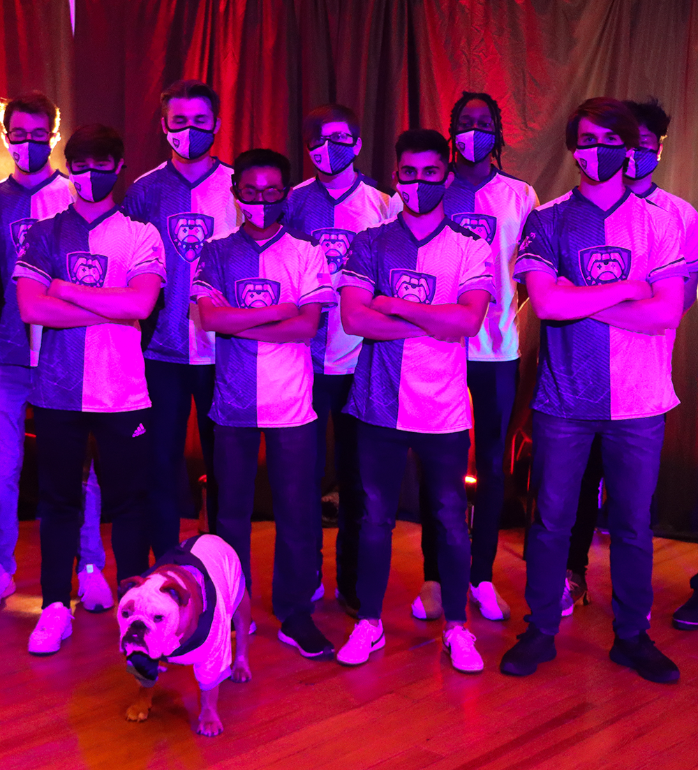 photo of Esports team with Butler Blue IV mascot